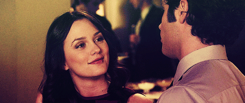 帅哥遇到美女，相视一笑