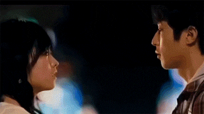 男生假装看旁边，然后偷偷亲一下女生的脸庞