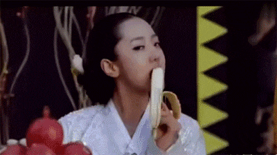 韩剧女人搞怪吃香蕉的动态图