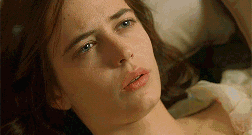 躺着吹热气的美女