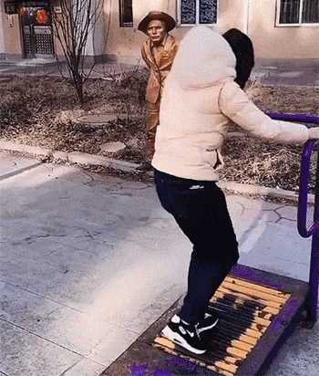 一名跑步健身的女孩被坏人用仙人球戳屁股，看着真疼